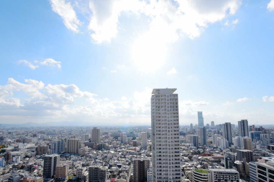28階部分の南東角住戸ですので、前面を遮る建物も無く大きな空と大阪市街を臨む眺望があります。時間や季節と共に変化していゆく景色を眺めながらリフレッシュ出来ます。