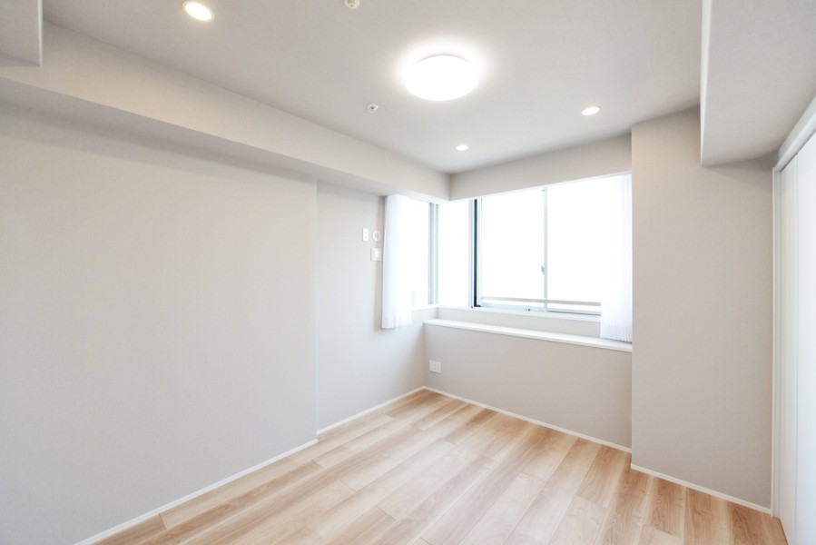 洋室2（約6.9帖）は二面採光で優しい光が入ります。シンプルな内装に仕上げましたので、家具や小物で自分好みの空間を演出できます。充実したプライベート時間を楽しめます。