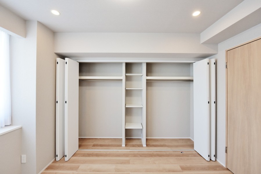 洋室2にはハンガーパイプに枕棚、棚を設置した、衣類から小物まで収納しやすいクローゼットを設置しました。棚の高さを自由に調整して使いやすいレイアウトを楽しんで頂けます。