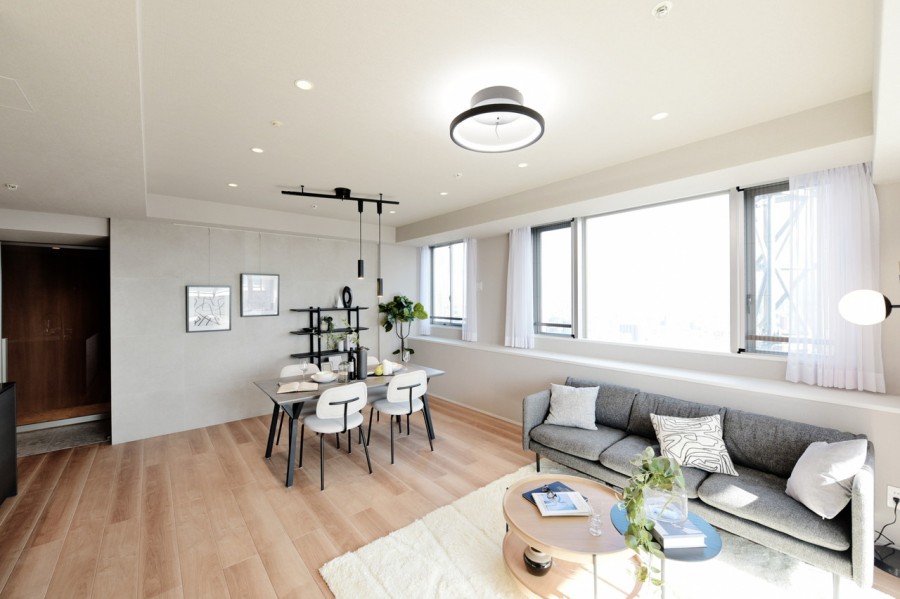 南と東の二面採光で、お部屋は優しい光に包まれています。毎日の生活の中で、家族がゆったりと交流できる貴重な空間です。心地よい空気が流れています。