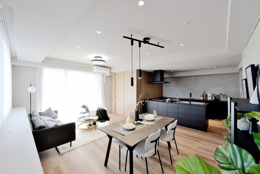 LDKは約22.0帖の空間です。南と東の二面採光で一日中優しい光を取り入れます。フローリングにはトリニティを採用、肌触りが良いので裸足でくつろぎたくなるような空間です。