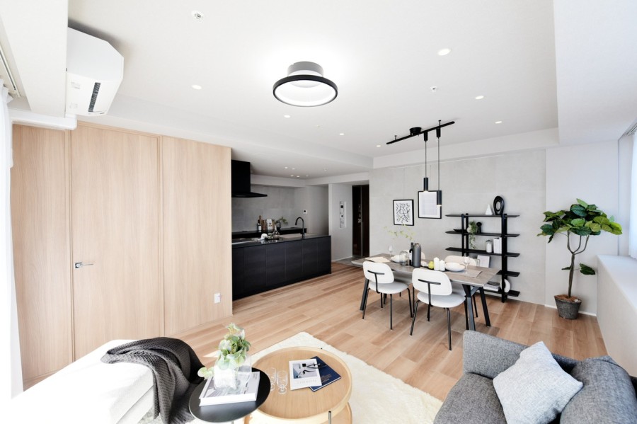 LDKには床暖房を完備、冬も足元から暖かく、家族が自然と集まる団らんのスペースになりそうです。壁には化粧板やタイルを貼り、スタイリッシュな空間を演出しています。ピクチャーレール設置済みです。