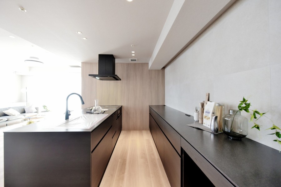 田中工藝社製のオリジナル造作キッチン新設しました。背面には食器や家電の収納に便利なカップボードを造り付けました。食器洗い機、ディスポーザーを設置していますので、家事に役立ちます。