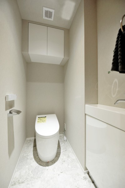 TOTO製ウォシュレット一体型のタンクレストイレ採用しました。タンクが無いのですっきりとした空間です。手洗いカウンターを設置し、家族やゲストが気兼ねなく使用できます。