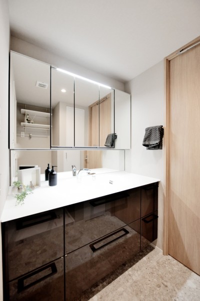 TOTO製エスクア採用、クリスタルカウンターが高級感を演出しています。タッチレス照明で手を触れずにオンオフでき、手が汚れている時でも使いやすく、清潔に保てます。