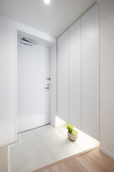 お部屋のお顔となる玄関は爽やかで明るいスペースに。玄関には大きなシューズボックスを設置しました。棚の高さも調節ができ、高さがあるシューズも収納いただけます。