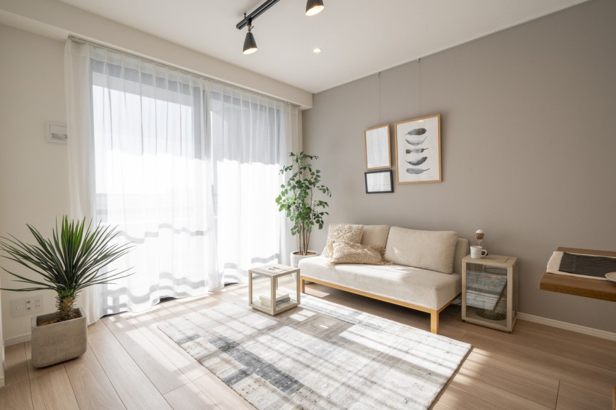 心がほっとする陽光が注がれるリビングダイニングは、開放感と安らぎを享受したのびやかな住空間です。爽やかなホワイトクロスと明るい色のフローリングは、シンプルで洗練された佇まいを感じさせるお部屋です。