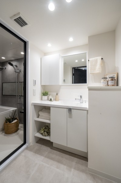 LIXIL製洗面化粧台を新規設置。白を基調とした清潔感溢れるデザインの洗面化粧台です。豊かな洗面空間での暮らしを、毎日お楽しみいただけます。