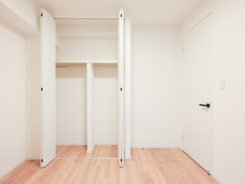 洋室3にも優しい光が入ります。静かに集中して作業や課題に取り組めるワークスペースとして活用いただけるお部屋です。クローゼットがついていますので、お部屋をスッキリとお使いいただけます。