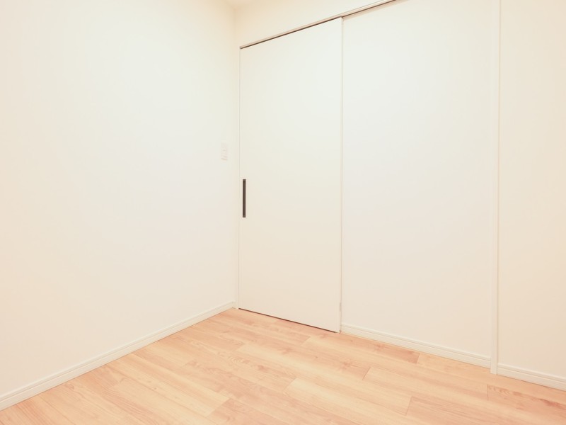 約3.2帖のサービスルームです。ライフスタイルによってあらゆる用途にお使いいただける魅力的なスペースです。