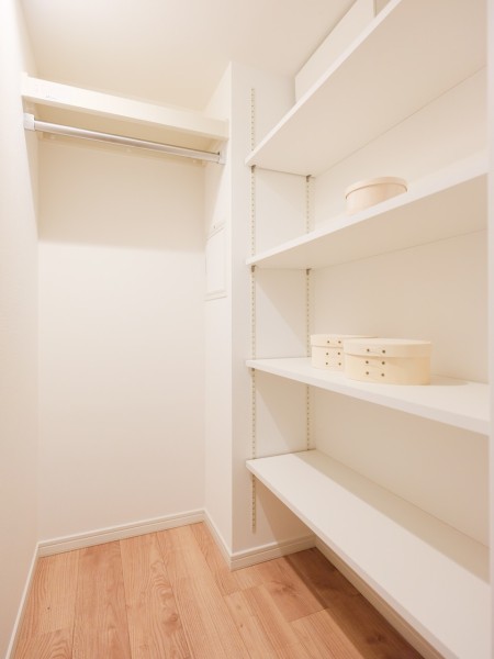 廊下に設置された納戸です。食料品や日用品、非常災害備蓄品のストックなど収納していただけます。ハンガーパイプに枕棚も備えつけで、季節物の衣類を収納するお部屋としてお使いいただけます。