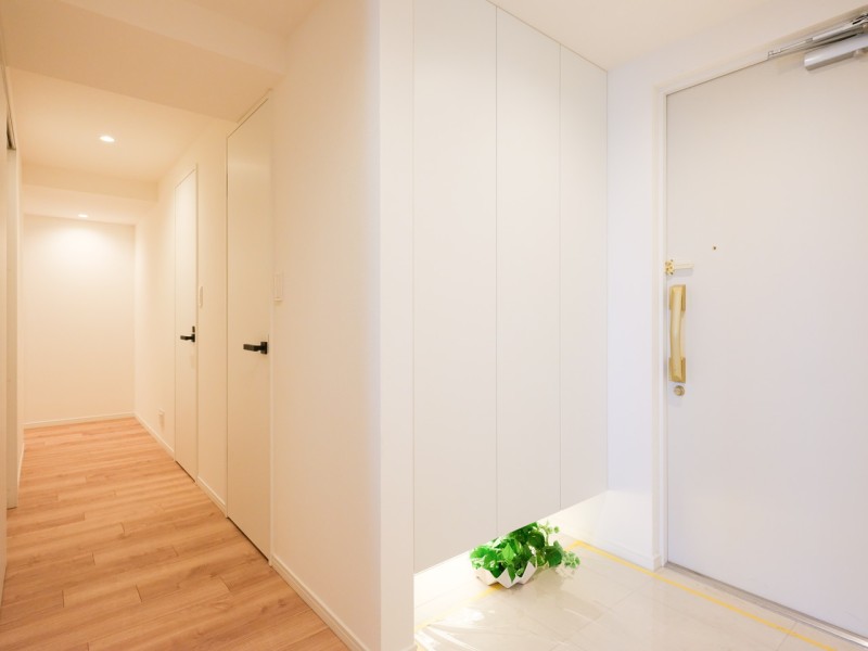 住まいの顔となる玄関は清潔感溢れる空間です。フットライトからのびる光が足元を優しく包み込みます。収納力をもつシューズボックスは、お手持ちの靴がたっぷり収納できそうです。