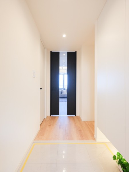 ダイニングからの光を取り込んだ明るい廊下部分です。大切なご家族の「ただいま」「おかえり」が行き交う心温まる空間です