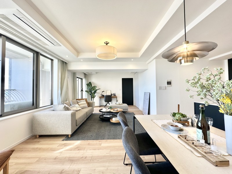 リビングダイニングには床暖房や天カセエアコンを新規設置しました。天井は折り上げ天井になっており、広々と開放的に感じられ穏やかな時間を纏う心地よい住まいとなるでしょう。