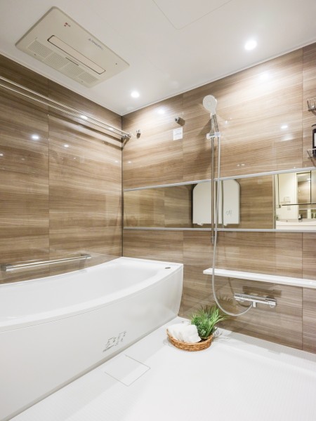 LIXIL製ユニットバスを新規設置しました。木目調のパネルが、くつろぎと高級感を醸し出します。ゆったりとした1620サイズのバスルームが1日の疲れをしっかり癒してくれます。