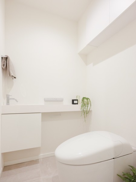 TOTO製ウォシュレット一体型のタンクレストイレを採用しました。タンクが無いのですっきりとした空間です。手洗いカウンターを設置し、家族やゲストが気兼ねなく使用していただけます。