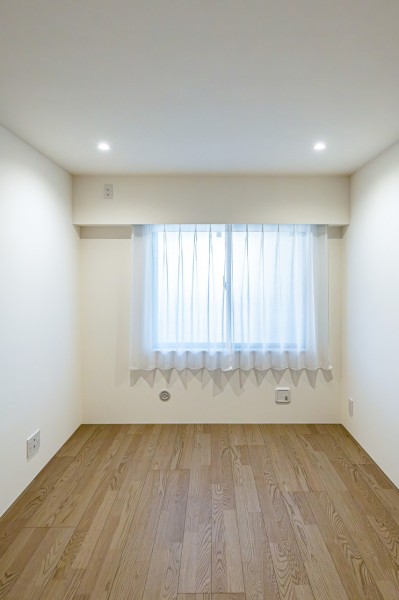 約7.4帖の洋室1は主寝室にぴったりなゆとりあるお部屋です。穏やかな自然光が注がれ、過ぎゆく時間をのんびりと感じることができる空間です。