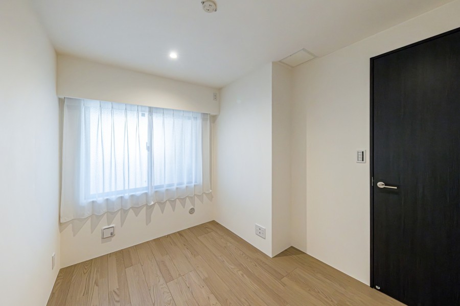 洋室2にも穏やかな自然光が注がれます。リビングから離れているので、課題や作業、趣味など自分の時間に集中できます。ワークスペースや子供部屋におすすめです。