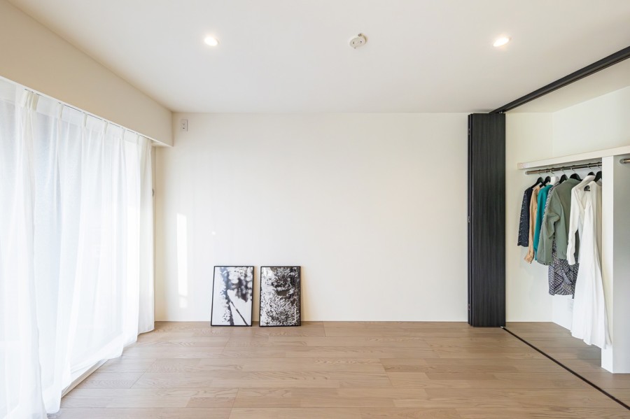 洋室3は南向きのバルコニーに隣接した暖かいお部屋です。窓から差し込む暖かな光を感じながら、のびのびとお過ごしいただけます。