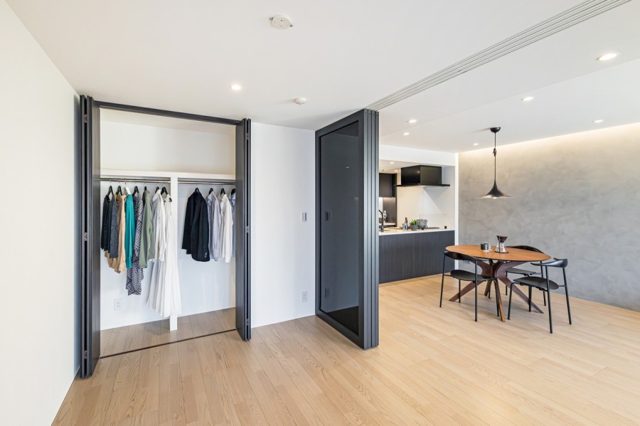 洋室3はリビングに面しており、ガラスの扉で仕切られた空間です。プライバシーを保護しながらも、ご家族とのコミュニケーションをしっかりとれ、快適に活用いただけます。