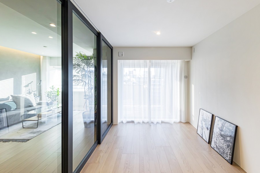 リビングと洋室3を仕切る扉は、解放感を感じられるガラス扉を用いました。リビングからの光も取り込めて、よりすっきりとした印象の仕上がりです。