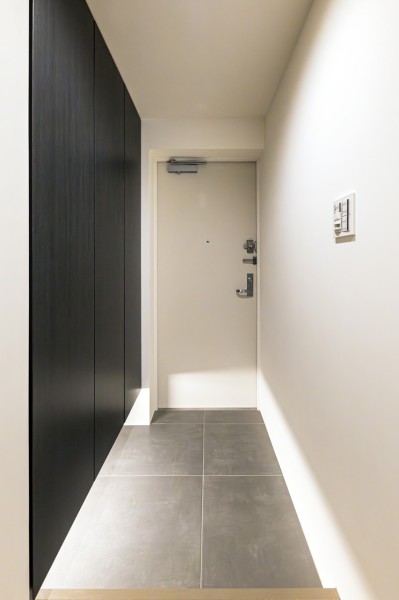 住まいの顔となる玄関は清潔感溢れる空間です。収納力をもつシューズボックスは、お手持ちの靴がたっぷり収納できそうです。人感センサーライトを設置したので、明るい空間が出迎えてくれます。