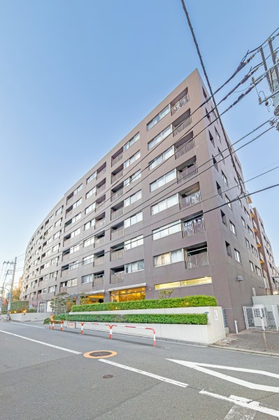 5駅2路線利用可能で各方面へのアクセスが便利です。近隣にはスーパーやコンビニエンスストアも近く、毎日のお買物も便利です。大好きなペットと一緒に暮らせるマンションです♪