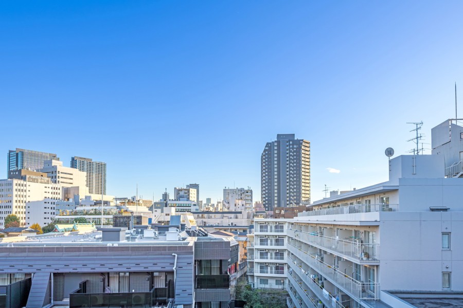 7階部分で開けた空と眺望を堪能出来るお部屋です。毎日の暮らしの中で、時間や季節と共に変化する空を眺めながら心安らぐ時間を過ごせます。