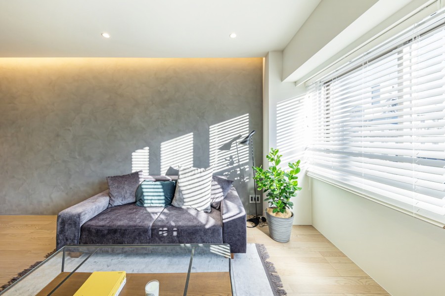 お部屋は自然の優しい温もりを添えた居心地の良い内装に仕上がりました。モダンテイストな内装で、インテリアを考えるだけで胸が高鳴ります。床暖房付きで1年中快適にお過ごしいただけます。