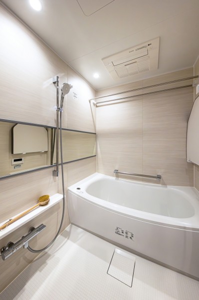 淡い色味のパネルに囲まれ、やすらぎとあたたかみを感じられるバスルームです。美しいカーブと全身を包み込むような入浴感が特長の浴槽は、くつろぎの空間が演出してくれます。