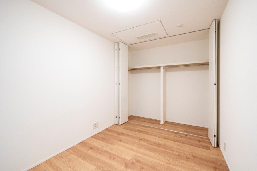 洋室2の収納は、壁一面のしっかりとした容量のクローゼットがあるので、居室部分を余すことなく使えるよう、住まう人を思った工夫が施されたお部屋です。