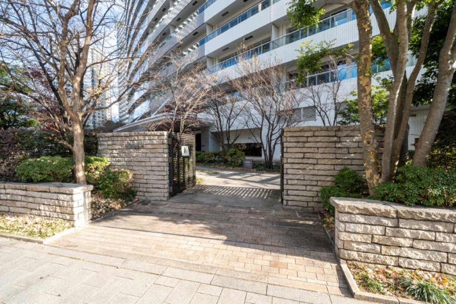 植栽が綺麗に整えられた木々が迎えてくれるエントランス。堂々たる趣の中に居心地の良さも感じさせ、安らぎの居住空間へ誘います。