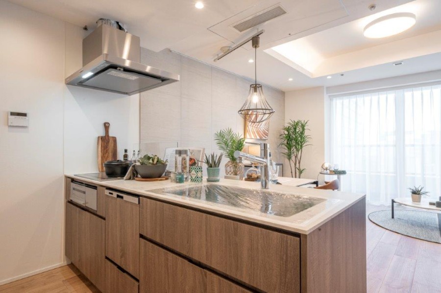 快適な機能とデザイン性が魅力の田中工藝製システムキッチンです。IHコンロを採用。収納も充実しており、調理器具や調味料もたっぷり収納できます。