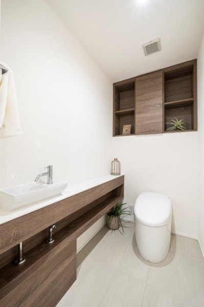 TOTO製ウォシュレット一体型のタンクレストイレを採用しました。タンクが無いのですっきりとした空間です。手洗いカウンターを設置し、家族やゲストが気兼ねなく使用していただけます。