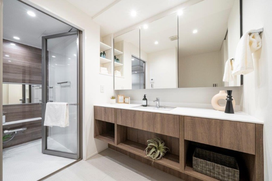 大きな鏡がラグジュアリーな印象を与え、ワンランク上のライフスタイルをつくる洗面室となっています。豊かな洗面空間での暮らしを、毎日お楽しみいただけます。