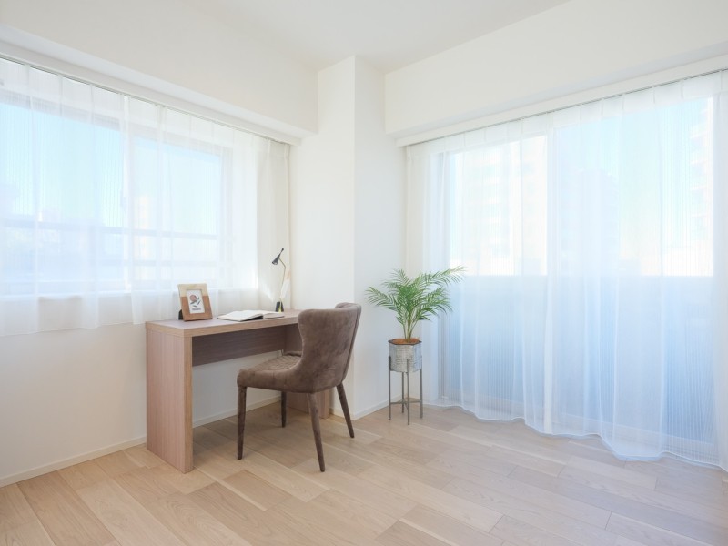 リビングに隣接した洋室3はライフスタイルに合わせてフレキシブルにお使い頂けます。心地よい光と風を運んでくれる二面採光で、おだやかな空気に纏われています。