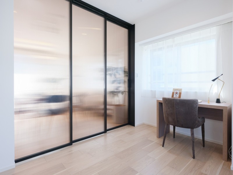 リビングと洋室3を仕切る扉は、ライフスタイルをシームレスにするガラス扉を用いました。リビングからの光も取り込めて、よりすっきりとした印象の仕上がりです。