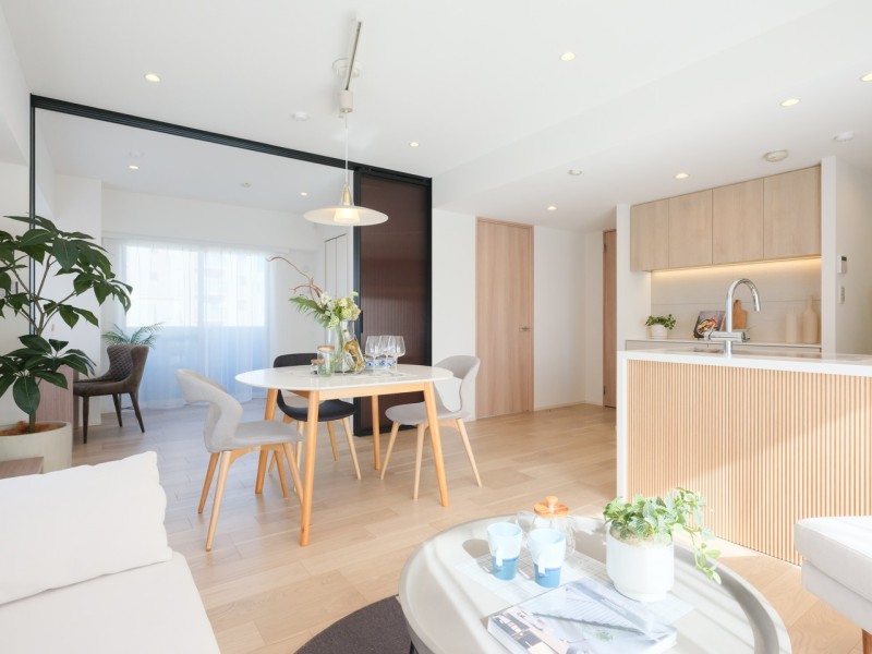 温もり溢れる木目調の床材や建具に包まれたリビングダイニングは、心休まるあたたかな空間に仕上がりました。都市生活のやすらぎを深め、ご家族と快適な暮らしが叶う住まいです。