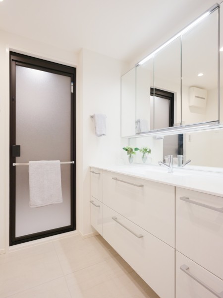 大きな三面鏡で身だしなみのチェックもしやすい洗面台です。三面鏡裏が収納で、小物類が多い洗面まわりもすっきり整頓できます。カウンター部分もゆとりがあるので身支度がしやすいサイズです。