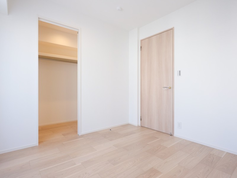 廊下からアクセスする洋室1は約5.1帖のお部屋です。穏やかな自然光が入り、のびのびとお過ごしいただけるお部屋です。WIC付きで居室部分を広々とお使いいただけるので、主寝室にぴったりです。