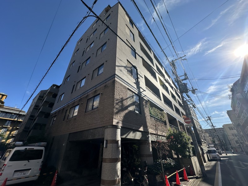京阪新宮丸太町駅徒歩5分、その他地下鉄も利用可能な便利な立地です。鴨川もすぐの立地ですので、休日などには周辺の散策も楽しめ、毎日の生活に彩りと豊かさを与えてくれます。