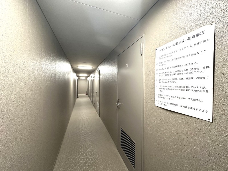 地下にはトランクルームがあり、希望によって借りることも可能です（空き状況を保証するものではございません。最新の情報は担当者にご確認下さい。）