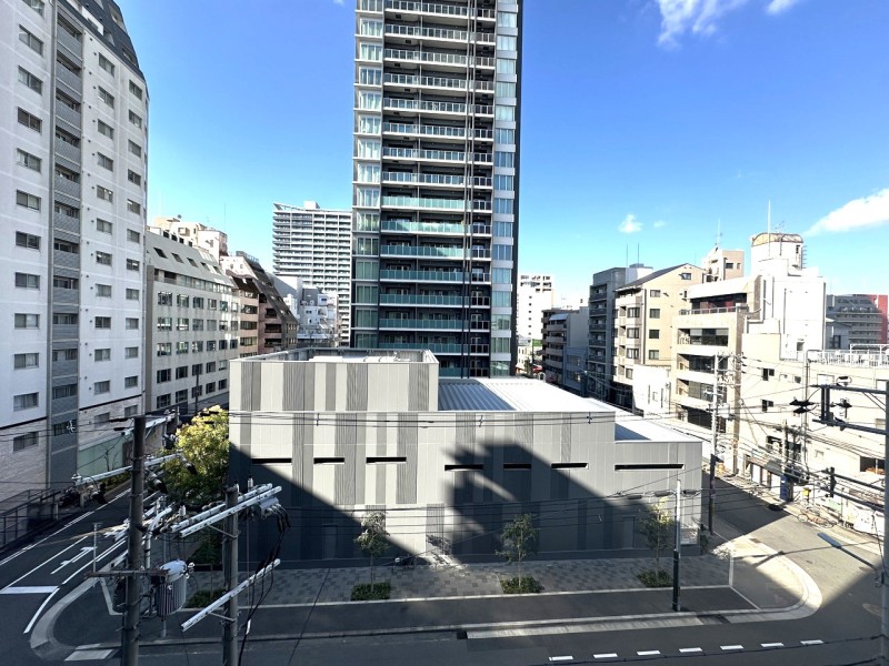 5階部分、前面の建物とは距離がしっかり離れており圧迫感はありません。大通りに面していない静かな環境で、利便性と住環境のどちらも希望も叶います。