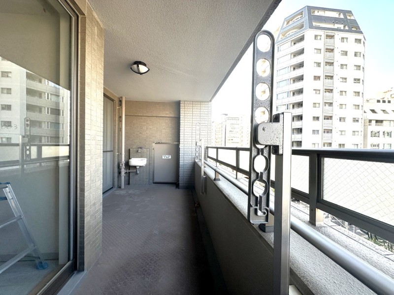 バルコニーはゆったりとした出幅があり、お部屋の中に優しい光と風を運んでくれます。スロップシンクもございますのでお掃除の際にも便利です。