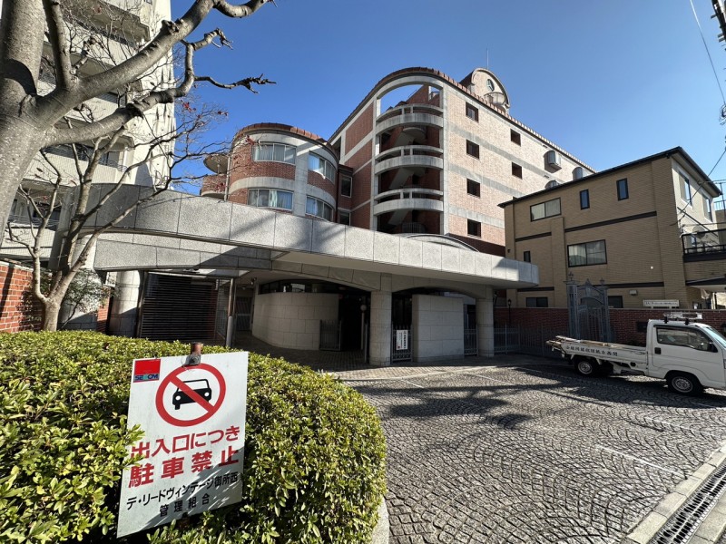 地下鉄烏丸線今出川駅徒歩3分の立地です。大通りに面さない静かな住環境で、東山連峰を望む眺望があります。また広大な敷地に四季折々の自然を楽しめる京都御苑も近く、自然を感じることもできます。