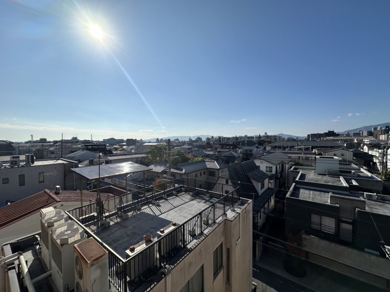 南西側の眺望です。6階部分、前面を遮る建物も無く、大きな空と街並みを臨む眺望があります。心地よい風を感じながら大きく伸びをしたくなるような空間です。