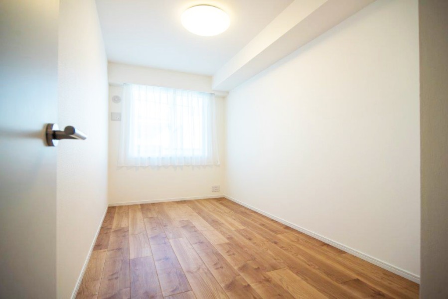 自然光が差し込む北東向きの洋室2は、勉強や読書など落ち着いて作業したいときのワークスペースや子供部屋にぴったりです。クローゼットがついていますので、お部屋をスッキリとお使いいただけます。