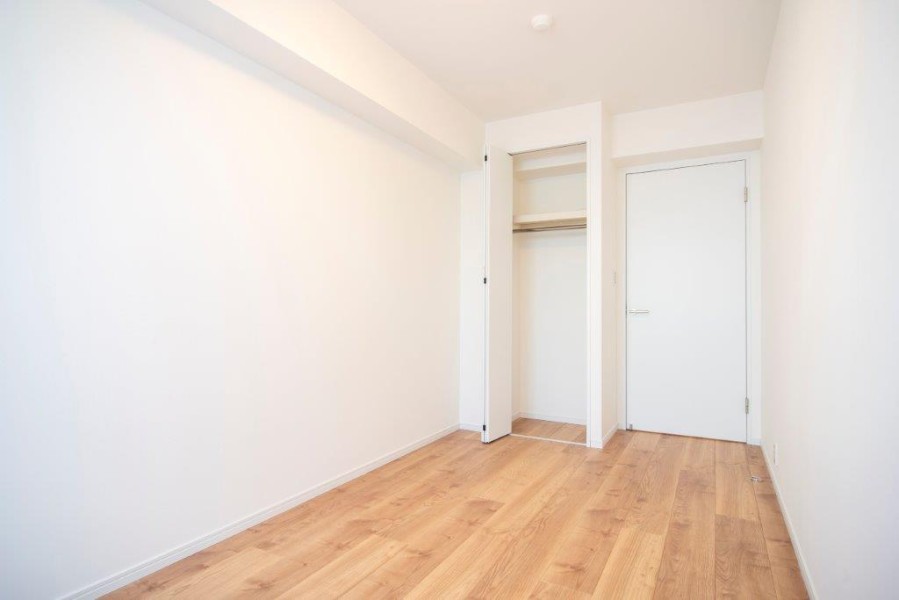 洋室3はリビングに隣接しながらも、プライベート時間を満喫できるお部屋です。お部屋は明るく、過ぎゆく時間をのんびりと感じることができるプライベートスペースです。