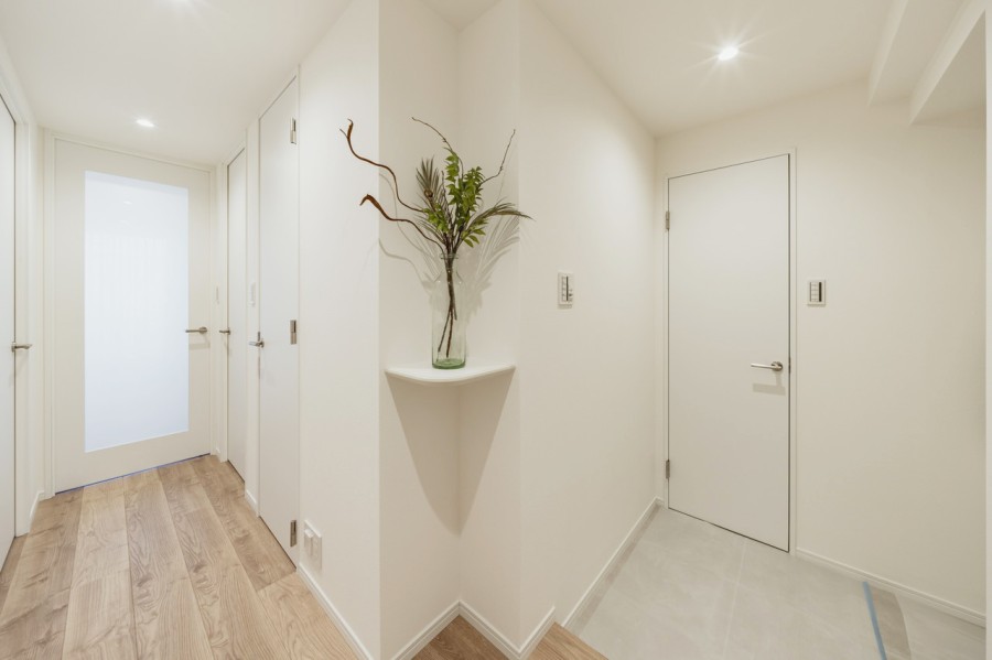 白を基調とした清潔感のある玄関です。センサーライトで自動点灯しますので、暗い時間帯のご帰宅や両手が塞がっているときも快適です。