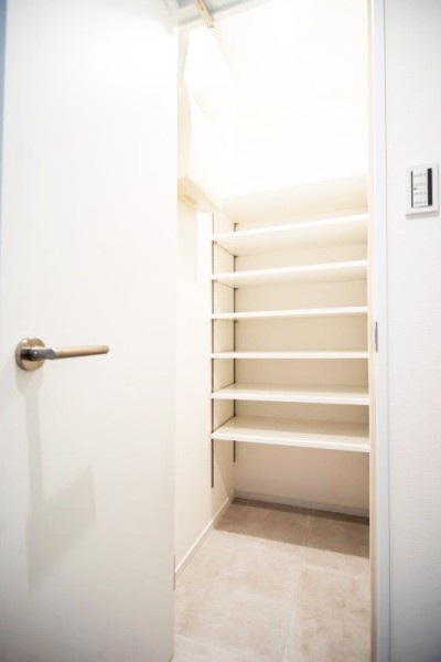 玄関には収納力抜群なシューズインクローゼットを設置しました。ご家族のお手持ちのシューズをきれいにしまえるので、玄関はいつもすっきり。履きたい靴もすぐに見つけられます。